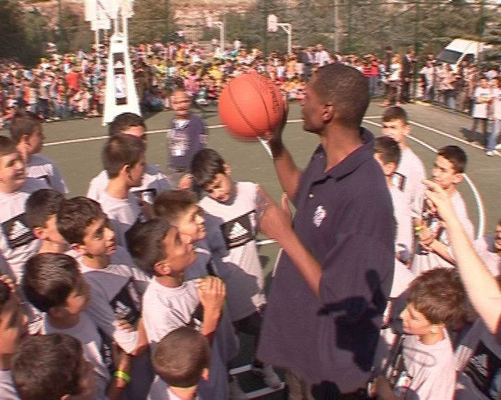 NBA, Eğitim Gönüllüleri’ne destek oluyor.